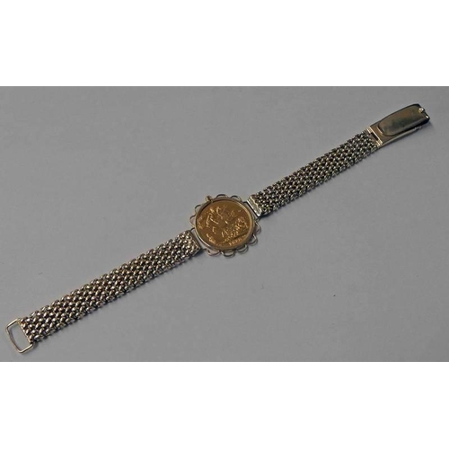 604 - 1918 SOVEREIGN SET WITHIN A 9CT GOLD MESH LINK BRACELET  30.3 G