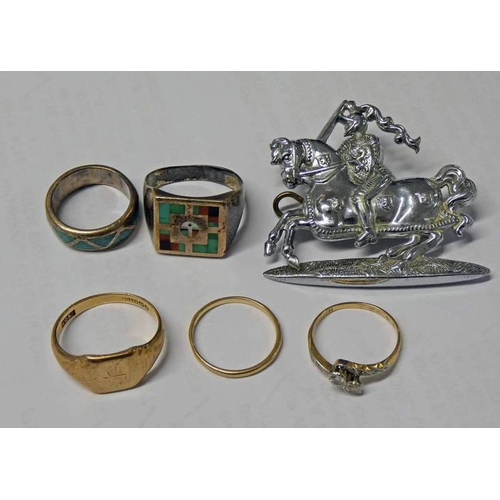 606 - 2 9 CT GOLD RINGS - 6.2G, 18CT GOLD 2 - STONE RING, 2 OTHER RINGS & KNIGHT ON HORSE BADGE