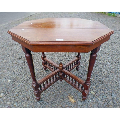162 - EARLY 20TH CENTURY MAHOGANY OCTAGONAL TABLE ON TURNED SUPPORTS.  WIDTH 76CM