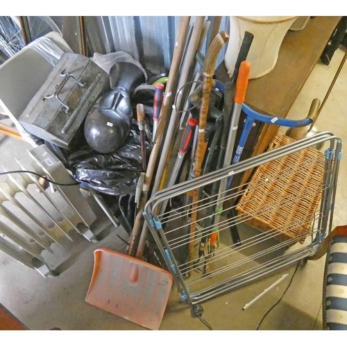 65M - VARIETY OF GARDEN TOOLS INCLUDING RAKES, SNOW SHOVEL ET CLOTHES RACK, RADIATOR ETC