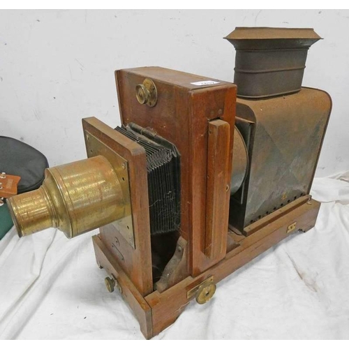 1632 - THE RECORD ENLARGER, HORIZONTAL ENLARGER WITH GILT METAL LENS AND MOUNT ON WOOD AND METAL FRAME