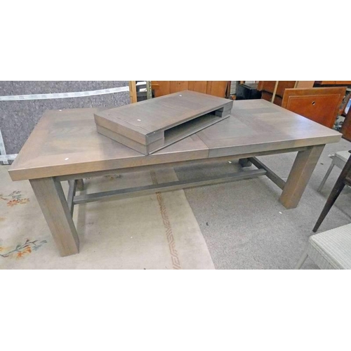 5498 - 21ST CENTURY OAK EXTENDING KITCHEN TABLE WITH 2 EXTRA LEAVES & SQUARE SUPPORTS EXTENDED LENGTH 318CM... 