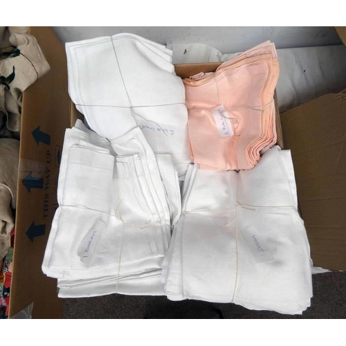 1065 - BOX OF LINEN NAPKINS ETC