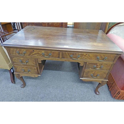 18 - EARLY 20TH CENTURY MAHOGANY DESK WITH 5 DRAWERS & QUEEN ANNE SUPPORTS 76CM TALL X 122CM WIDE