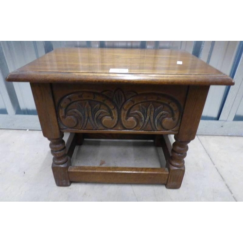 218 - ARTS AND CRAFTS STYLE OAK BOX WITH LIFT LID AND CARVED DECORATION ON BOBBIN SUPPORTS - WIDTH 46 CM X... 