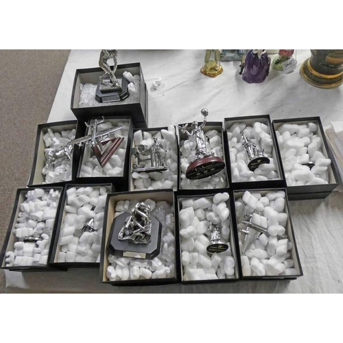 3046 - 12 VARIOUS ENGLISH MINIATURE FIGURES INCLUDING DISCOBOLUS, HELENA, THE KISS ETC - ALL BOXED