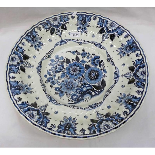 3055 - ROYAL GOEDEWAAGEN DELFTS BLUE & WHITE WALL PLAQUE WITH RIBBED BORDER AND FLORAL DECORATION - 49.5 CM... 