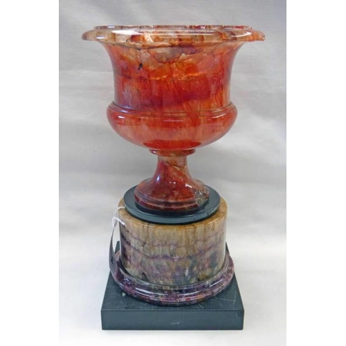 3494 - 19TH CENTURY RED & BLUE JOHN CAMPANA URN VASE ON BASE - 23 CM TALL