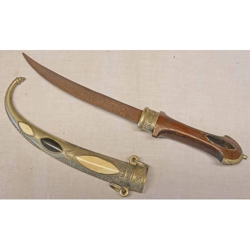 1044 - NORTH AFRICAN JAMBIYA WITH 18.5CM LONG SLIGHTLY CURVED BLADE, WHITE METAL & WOOD GRIP WITH ITS WHITE... 