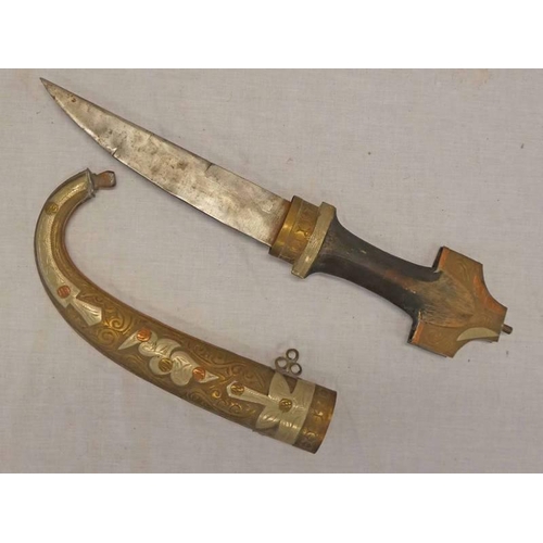 1079 - JAMBIYA WITH 20.5CM LONG BLADE, BRASS & WHITE METAL MOUNTS IN WOODEN GRIP WITH ITS COPPER, WHITE MET... 