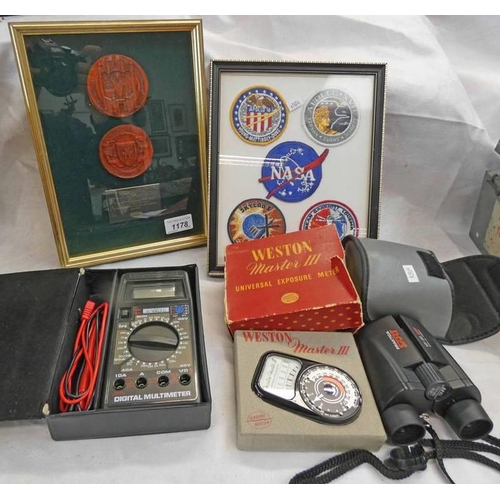 1178 - PAIR OF PRAKITICA SPORT 10 X 25 BINOCULARS, WESTERN MASTER III EXPOSURE METER, NASA BADGES, ETC