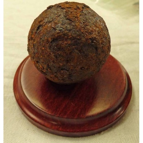 1194 - CANNON BALL / SHOT ON TURNED WOODEN PLINTH