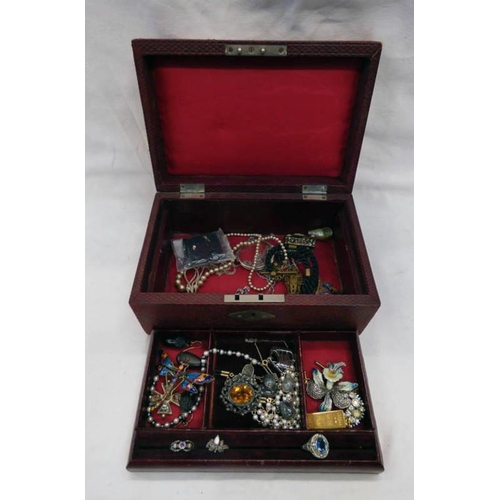 122 - RED LEATHER JEWELLERY BOX & CONTENTS INCLUDING A NECKLACE PENDANT, PEARL BRACELET, ENAMEL BROOCHES, ... 