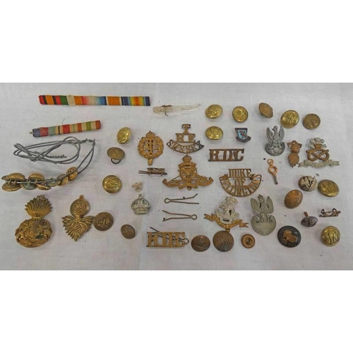 1348 - SELECTION OF MILITARY CAP BADGES, BUTTONS, ETC TO INCLUDE DUKE OF WELLINGTONS, WEST RIDING, SUSSEX, ... 