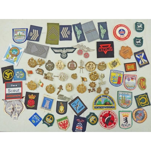 1375 - SELECTION OF CAP BADGES & CLOTH PATCHES TO INCLUDE RAF, TANK CORPS, PRINCE ALBERTS OWN YEOMANRY, 7TH... 