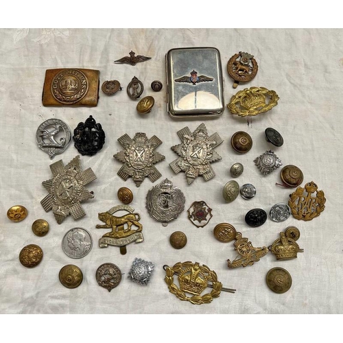 1400F - SELECTION OF VARIOUS CAP BADGES, BUTTONS ETC TO INCLUDE BLACK WATCH, ROYAL ENGINEERS, LEICESTERSHIRE... 