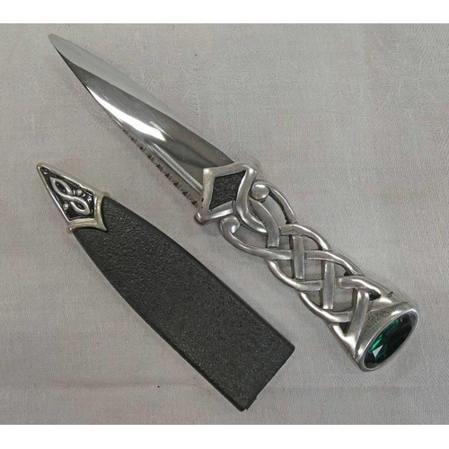 1408 - SKEAN DHU WITH 8.5CM LONG BLADE WITH SCABBARD