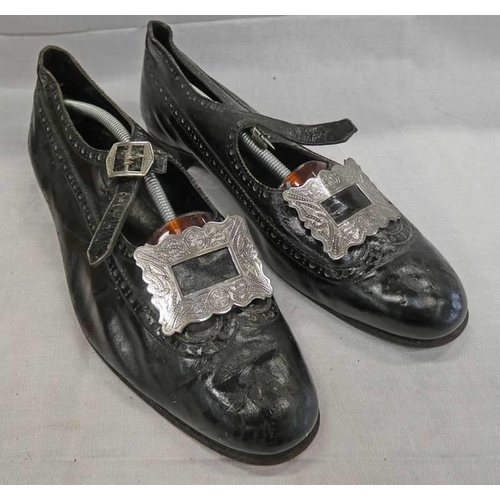 1456 - EARLY 20TH CENTURY PAIR OF LEATHER BROGUES MARKED 'APPOINTMENT TO HER MAJESTY QUEEN MARY' WITH WHITE... 