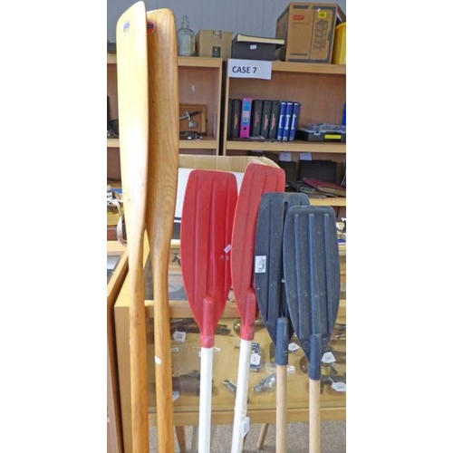 1522 - PAIR OF WOODEN OARS & 2 PAIRS OF PLASTIC OARS -6-