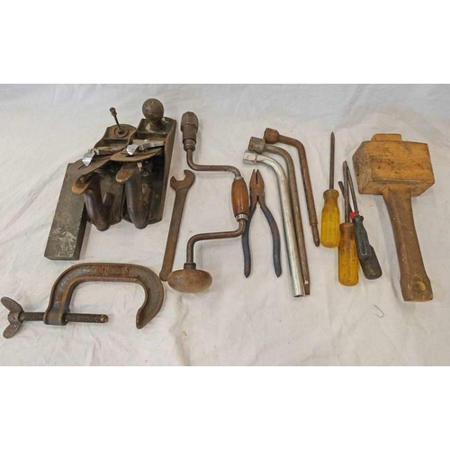 1523 - SELECTION OF TOOLS TO INCLUDE BAILEY NO 4 1/2 PLANE, BAILEY NO 4 PLANE, WOODEN MALLET, G-CLAMP ETC