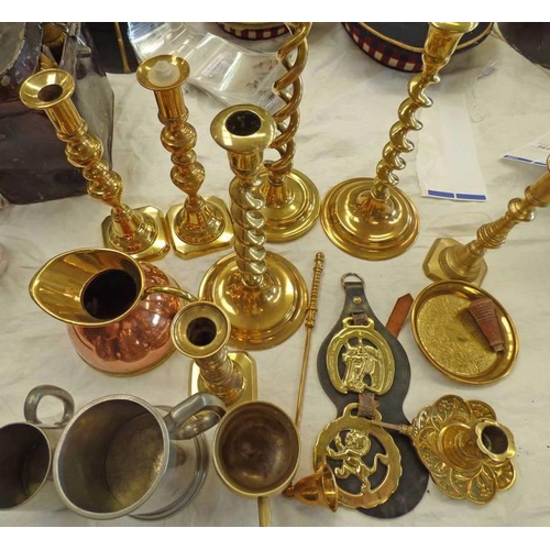 1621 - SELECTION OF BRASS AND METAL WARE TO INCLUDE BRASS TWISTED CANDLE STICKS, COPPER AND BRASS JUG ETC