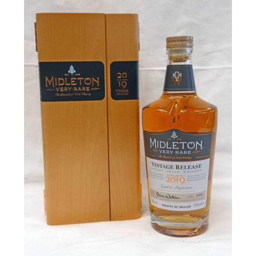 2060 - 1 BOTTLE MIDLETON VERY RARE IRISH WHISKY 2019 VINTAGE RELEASE - 700ML, 40% VOL. IN WOODEN PRESENTATI... 