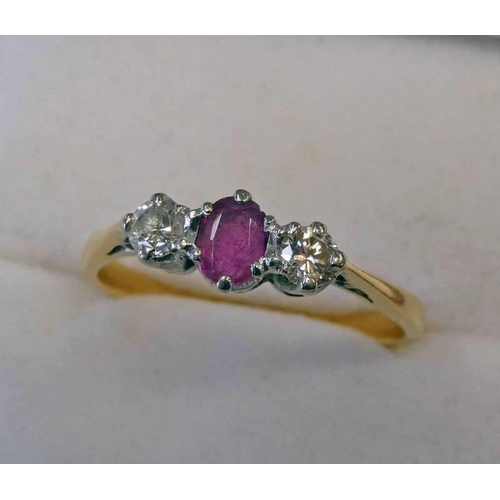 49 - 18CT GOLD RUBY & DIAMOND 3-STONE RING, THE DIAMONDS APPROX 0.24 CARATS IN TOTAL