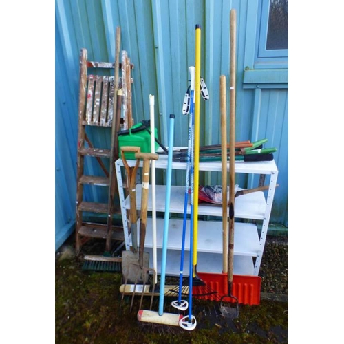 5051E - METAL SHELF UNIT, SELECTION OF GARDEN TOOLS TO INCLUDE BRUSHES, RAKE, ETC, & WOODEN STEP LADDER