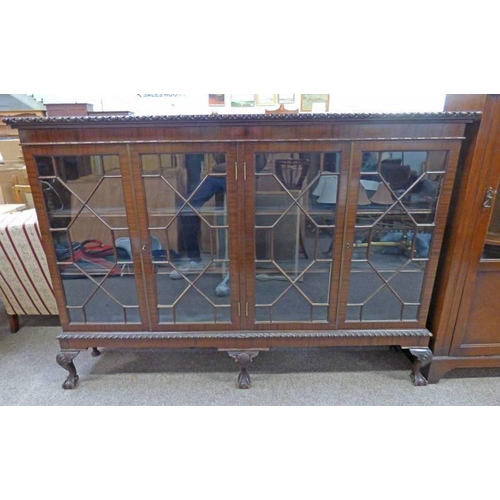 5065 - LATE 19TH CENTURY MAHOGANY BOOKCASE WITH 4 ASTRAGAL GLAZED DOORS ON BALL AND CLAW SUPPORTS - 129 CM ... 