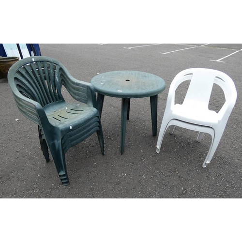 5065A - PLASTIC CIRCULAR GARDEN TABLE , 4 PLASTIC GARDEN ARMCHAIRS AND 2 OTHERS. DIAMETER OF TABLE 79 CM