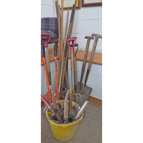 5065T - SELECTION OF GARDEN TOOLS TO INCLUDE RAKES, SHOVELS, HOSE ETC AND BUCKET OF VARIOUS TOOLS TO INCLUDE... 