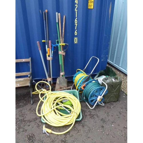 5085E - PLASTIC WATER CAN, 3 HOSES WITH DIFFERENT ATTACHMENTS, SELECTION OF GARDEN TOOLS TO INCLUDE TO RAKES... 