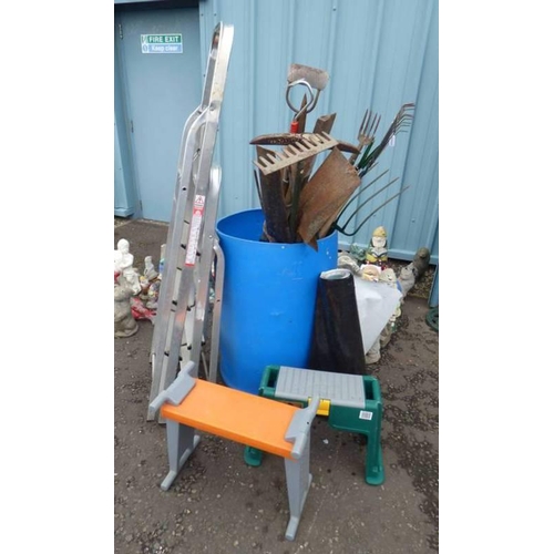 5085G - SELECTION OF GARDEN TOOLS TO INCLUDE AXE, PICKAXE, RAKES, HOES, ETC, 2 PLASTIC GARDENING STOOLS, 2 A... 