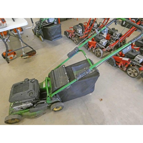 6019 - JOHN DEERE C43 WITH GRASS BOX 5.5HP 4 STROKE PUSH ROTARY MOWER 46CM WIDTH OF CUT **THIS LOT WILL BE ... 