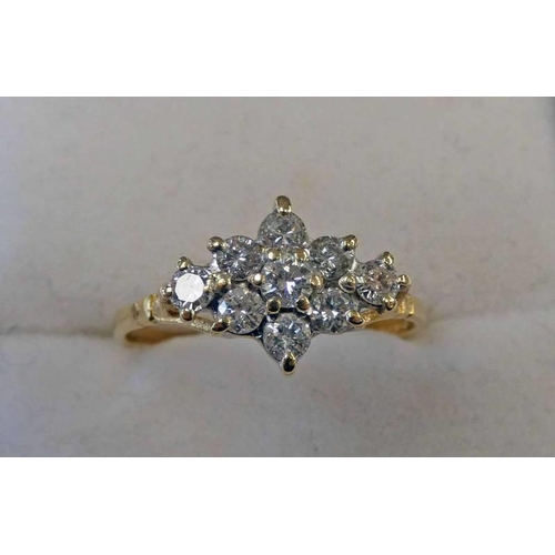 62 - 18CT GOLD DIAMOND CLUSTER RING, APPROX. 0.9 CARATS