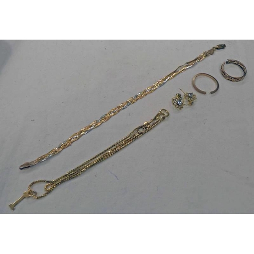 685 - 2 X 9CT GOLD RINGS, 9CT GOLD BRACELET, PAIR OF 9CT GOLD EARRINGS - 5.8G AND AN 18CT GOLD CHAIN - 3.6... 