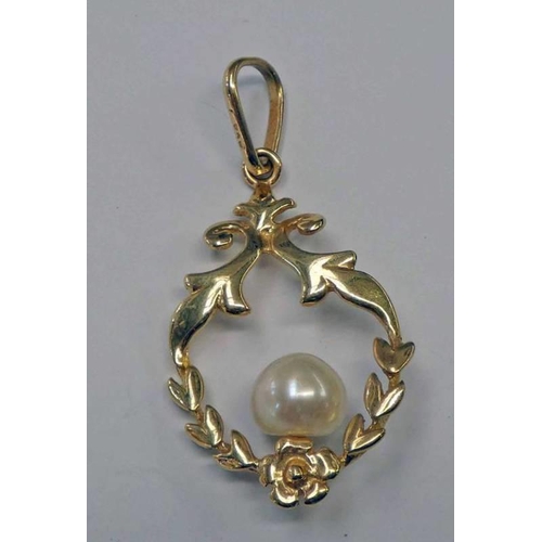 74 - YELLOW METAL PEARL SET PENDANT - 3.1G