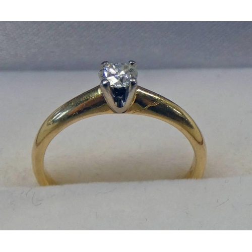 94 - 18CT GOLD DIAMOND SOLITAIRE RING. THE DIAMOND OF APPROXIMATELY 0.25 CARAT