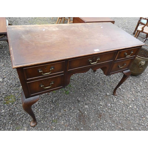 103 - 19TH CENTURY MAHOGANY DESK OF 5 DRAWERS ON QUEEN ANNE SUPPORTS WIDTH 109 CM X HEIGHT 76 CM