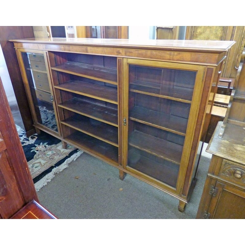 119 - MAHOGANY BOOKCASE CENTRAL OPEN ADJUSTABLE SHELVES FLANKED BY 2 GLASS PANEL DOORS WITH SHELVED INTERI... 