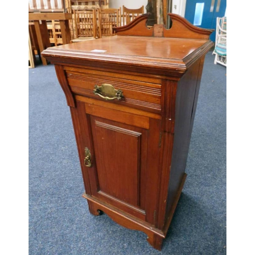 127 - LATE 19TH CENTURY MAHOGANY SINGLE DOOR BEDSIDE CABINET, WIDTH 42CM X HEIGHT 84CM