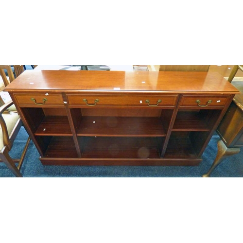 134 - MAHOGANY ADJUSTABLE BOOKCASE WITH 3 DRAWERS, LENGTH 152CM X HEIGHT 83CM