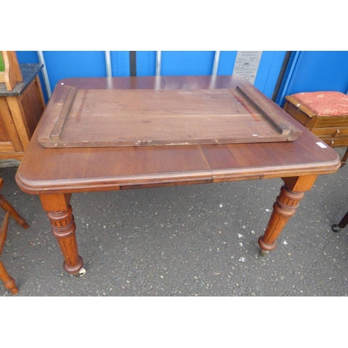 202 - 19TH CENTURY MAHOGANY EXTENDING DINING TABLE WITH EXTRA LEAF ON REEDED SUPPORTS, LENGTH 172CM