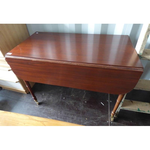 218 - 19TH CENTURY MAHOGANY DROP LEAF TABLE ON TURNED SUPPORTS, LENGTH 99 X 74 CM