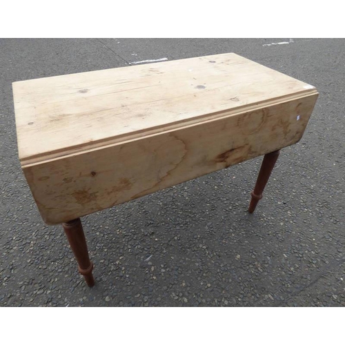 234 - PEMBROKE TABLE ON TURNED SUPPORTS, LENGTH 107 X 76 CM