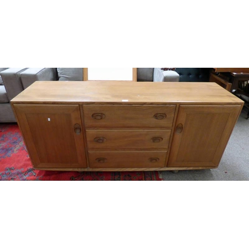 3 - ERCOL BLONDE BEECH SIDEBOARD OF 3 CENTRAL DRAWERS FLANKED BY 2 PANEL DOORS, LENGTH 136 X 69 CM