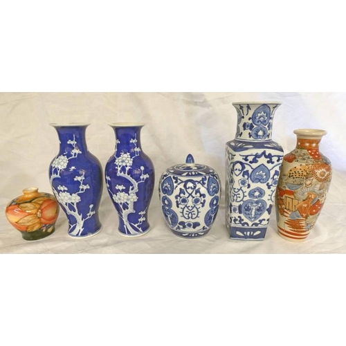 3096 - SELECTION OF PORCELAIN VASES WITH FLORAL DECORATION. TALLEST - 30 CM