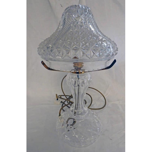 3189 - EARLY 20TH CENTURY CUT GLASS TABLE LAMP