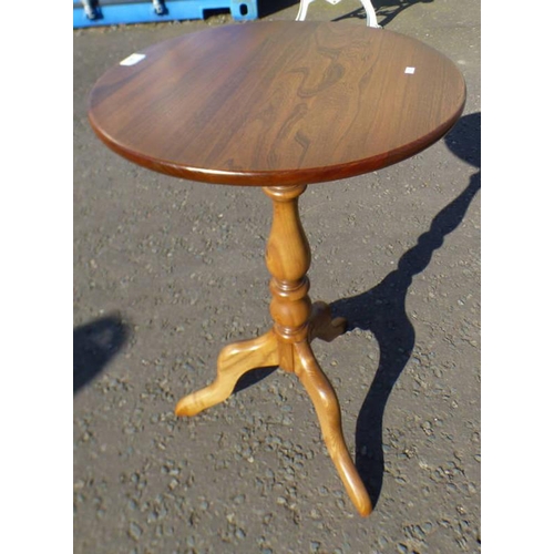 46 - ERCOL ELM OCCASIONAL TABLE ON PEDESTAL WITH 3 SPREADING SUPPORTS, DIAMETER 50CM