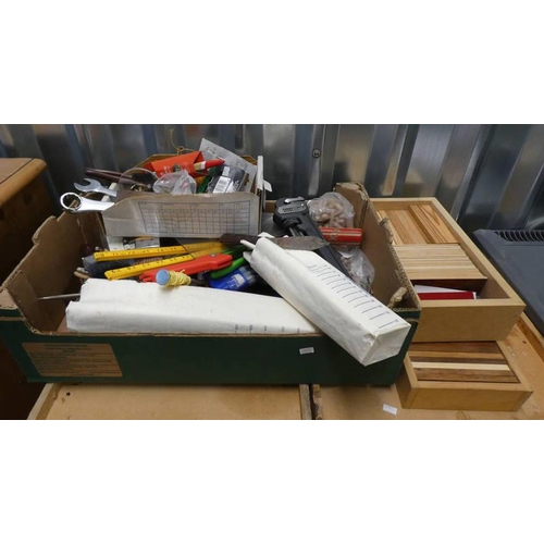 51X - BOX OF WOOD WORKING TOOLS & EQUIPMENT TO INCLUDE MARPLES SCREWDRIVER, FORGE STEEL, WRENCH, WOOD SAMP... 